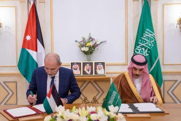 Saudi Minister of Foreign Affairs Prince Faisal bin Farhan bin Abdullah and Jordanian Deputy Prime Minister and Minister of Foreign Affairs and Expatriates Ayman Safadi sign an amended protocol to the minutes establishing the Saudi-Jordanian Higher Coordination Council. (SPA)