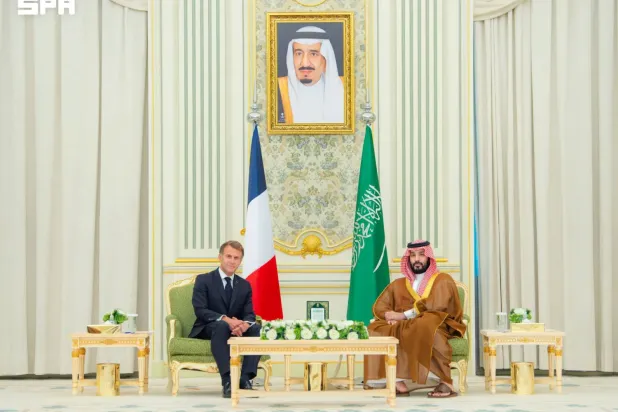 Veliaht Prens Muhammed bin Selman, Riyad’da Macron’la bir araya geldi