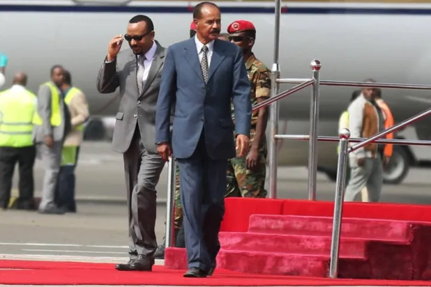 رئيس الوزراء الإثيوبي آبي أحمد يستقبل الرئيس الإريتري أسياس أفورقي لدى وصوله إلى مطار بولي الدولي في أديس أبابا (رويترز)