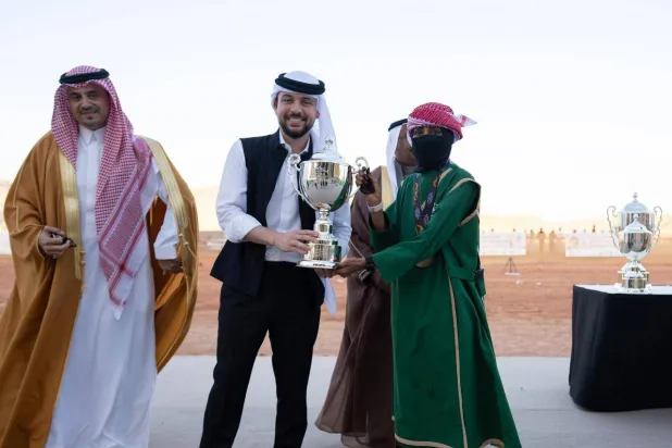 الأمير الحسين بن عبدالله لدى تتويج خلود الشمري من فريق السيدات السعودي بالكأس (الشرق الأوسط)