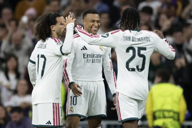 الفرنسي كيليان مبابي، مهاجم ريال مدريد، يحتفل بتسجيل هدف فريقه الثالث برفقة زميليه مارك كوكوريّا ويان ديوماندي (رويترز)