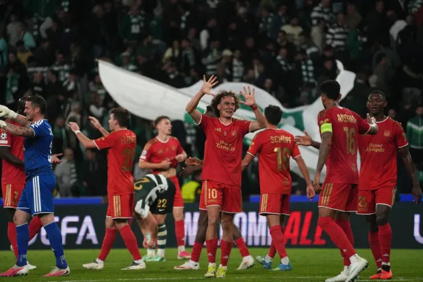 روبرت ليوبيتشيتش، لاعب لاسك لينتس النمساوي، يحتفل مع زملائه عقب الفوز على سبورتينغ لشبونة (أ.ب)
