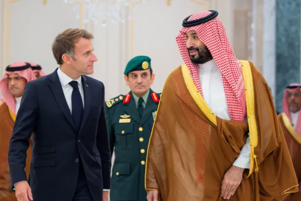 ولي العهد السعودي الأمير محمد بن سلمان مستقبلاً الرئيس الفرنسي إيمانويل ماكرون في الرياض الأربعاء (واس)