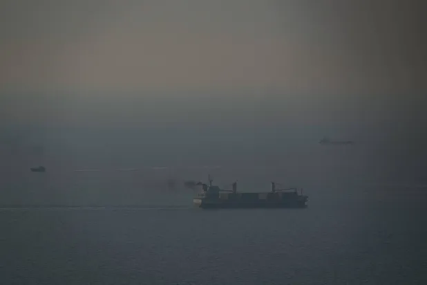  سفينة شحن تُبحر باتجاه مضيق هرمز (أ.ب)