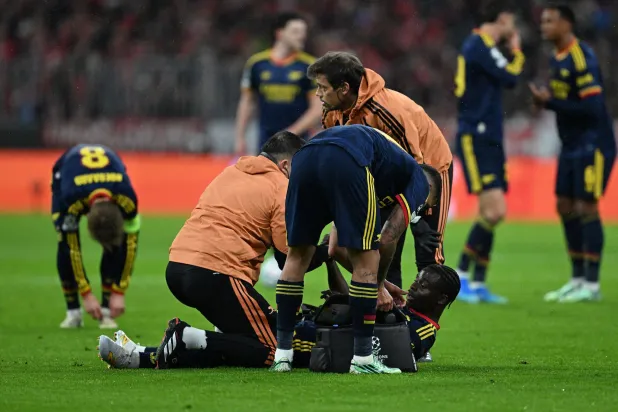 21 October 2026, Bavaria, Munich: Arsenal's Bukayo Saka receives treatment during the UEFA Champions League soccer match between Bayern Munich and Arsenal at Allianz Arena. Photo: Sven Hoppe/dpa