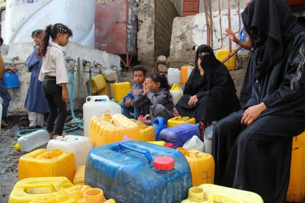 سكان مدينة تعز يعانون أزمة مياه خانقة في ظل استمرار إغلاق الطرق ومنافذ الإمداد (رويترز)