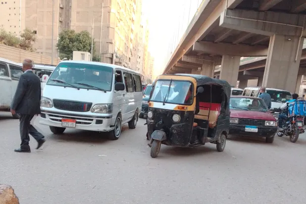 مركبات «التوك توك» في الجيزة بشارع المريوطية (الشرق الأوسط)