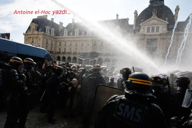 Fransa’nın batısındaki Rennes kentinde, çevik kuvvet polisi protesto gösterisi düzenleyen öğrencileri dağıtmak için tazyikli su kullandı. (AP)