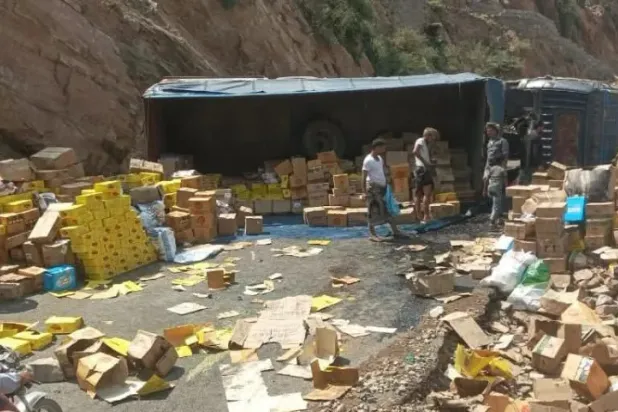 A cargo truck overturns on a road between Lahj and Taiz after the Houthis blocked the main route (X)