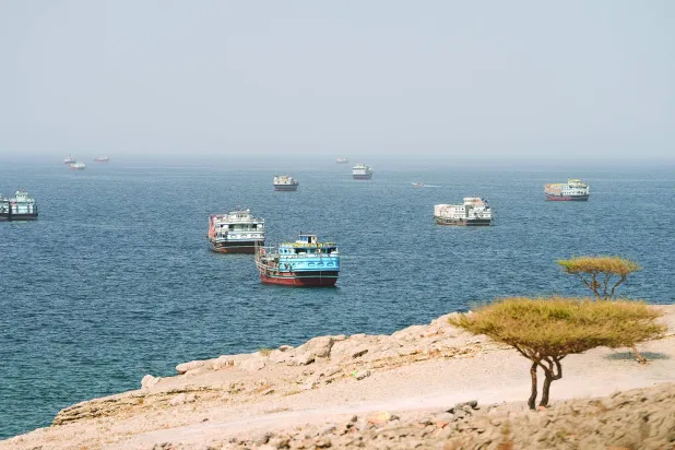 سفن في مضيق «هرمز» كما تظهر من مسندم بعمان 19 أكتوبر الحالي (رويترز)