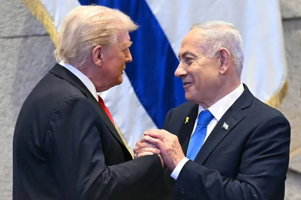 الرئيس دونالد ترمب مع رئيس الوزراء الإسرائيلي بنيامين نتنياهو في الكنيست الإسرائيلية (أرشيفية - أ.ف.ب)