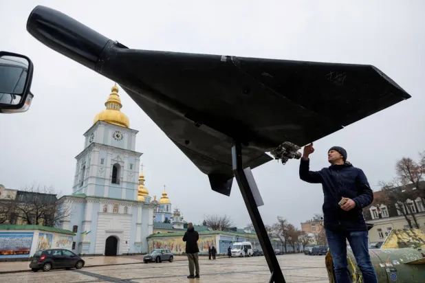 Kiev'de bir sivil, Aziz Mihail Katedrali önünde sergilenen Rus-İran yapımı 'Şahid-136' tipi İHA'yı inceliyor (Reuters)