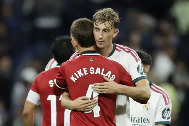 Soccer Football - LaLiga - Real Madrid v Sevilla - Estadio Bernabeu, Madrid, Spain - October 18, 2026 Real Madrid's Dean Huijsen and Sevilla's Kike Salas embrace after the match REUTERS/Violeta Santos Moura