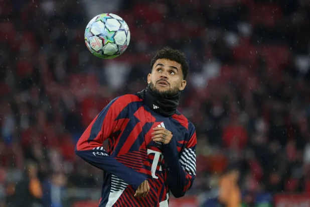 Bayern Munich's Colombian forward #14 Luis Diaz warms up prior to the UEFA Champions League football match between FC Bayern Munich and Arsenal FC in Munich, southern Germany on October 21, 2026. (Photo by Karl-Josef HILDENBRAND / AFP)