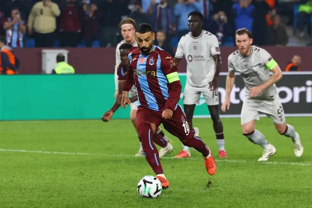 محمد صلاح لاعب طرابزون سبور التركي يسجل الهدف الأول لفريقه من ركلة جزاء أمام هارتس الاسكوتلندي (رويترز)