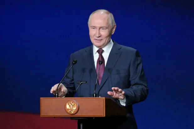 Rusya Devlet Başkanı Vladimir Putin, Moskova’daki Bolşoy Tiyatrosu’nda konuşma yapıyor. (Reuters)
