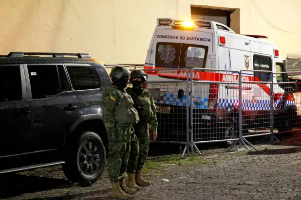 Askerler, dün Quito’daki Pichincha Cezaevi’nin dışında devriye geziyor. (AFP)