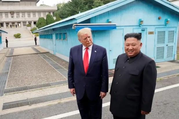 ABD Başkanı Donald Trump (solda), 2019 yılında İki Kore’yi birbirinden ayıran Silahsızlandırılmış Bölge'de Kuzey Kore Lideri Kim Jong-un ile bir araya geldi. (Reuters)