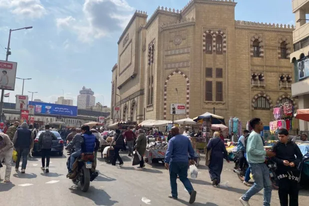 الدولار يبلغ مستوى قياسياً جديداً في مصر ويلهب أسعار بعض السلع