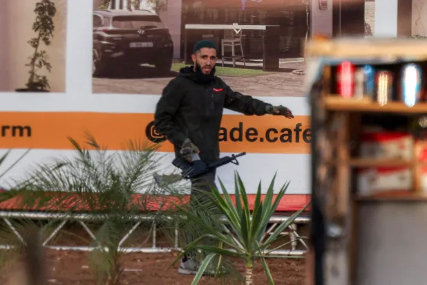 أحد المسلحين الفلسطينيين خلال تبادل لإطلاق النار مع القوات الإسرائيلية عند الحاجز الشمالي لمدينة الخليل في الضفة الغربية المحتلة (أ.ف.ب)
