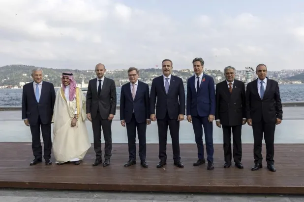 Italian Foreign Minister Antonio Tajani (L), Saudi Foreign Minister Prince Faisal bin Farhan bin Abdullah (2-L), French Foreign Minister Jean-Noel Barrot (3-L), German Foreign Minister Johann Wadephul (4-L), Turkish Foreign Minister Hakan Fidan (4-R), British Foreign Minister Edward Miliband (3-R), Pakistani Foreign Minister Ishaq Dar (2-R) and Egyptian Foreign Minister Badr Abdelatty (R) pose for a group photograph during the R4 and E3 foreign ministers' meeting in Istanbul, Türkiye , 23 October 2026. (EPA) 