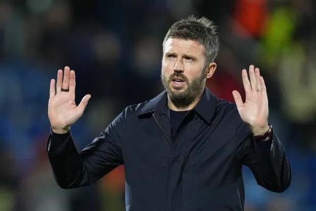  Manchester United's head coach Michael Carrick gestures as he leaves the pitch after the Champions League opening phase soccer match between Como and Manchester United in Como, Italy, Wednesday, Oct. 21, 2026. (AP) 