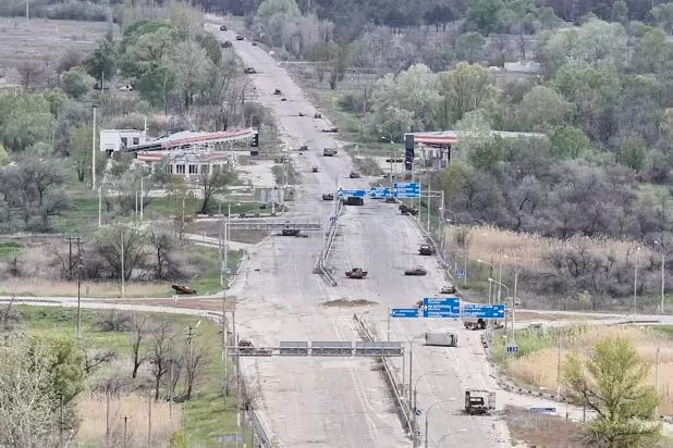  In this undated image from video provided by the Ukrainian 34th Separate Marine Brigade "Borysfen" on Sept. 30, 2026, destroyed cars are seen on a highway from the Russian-occupied city of Oleshky in the Kherson region of Ukraine. (Ukrainian 34th Separate Marine Brigade "Borysfen" via AP) 