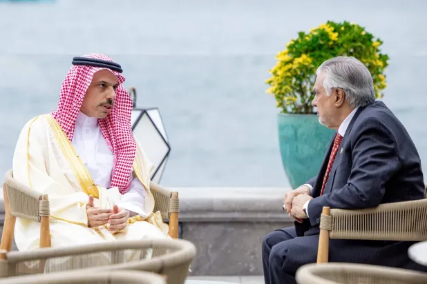 Prens Faysal bin Ferhan, cuma günü İstanbul’da Muhammed İshak Dar ile görüşürken (Suudi Arabistan Dışişleri Bakanlığı)