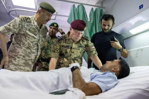 ملک عبدالله دوم، پادشاه اردن، از مجروحان حمله به کلیسایی در کرک عیادت می‌کند (خبرگزاری رسمی اردن، پترا)