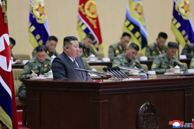 Kuzey Kore lideri Kim Jong-un, Pyongyang’da düzenlenen Kuzey Kore ordusundaki birlik komutanları konferansında konuşma yaparken (AFP)
