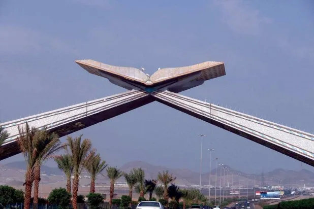 شددت الإرشادات على ضرورة التوقف على جانب الطريق بعيداً عن الجسور والمرتفعات عند تلقي الإنذار أثناء القيادة (الشرق الأوسط)