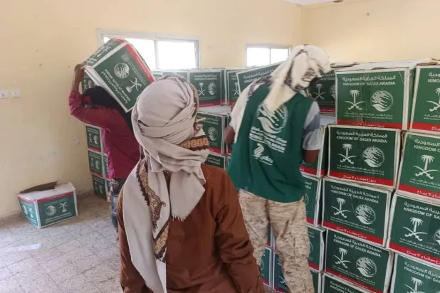 حضور سعودي لإغاثة النازحين اليمنيين بمحافظة لحج (إعلام حكومي)
