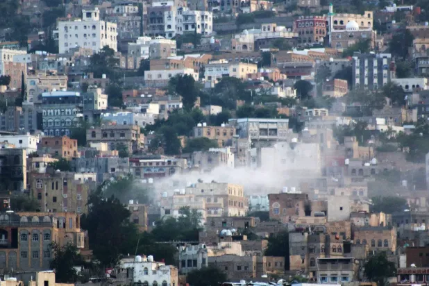 Husilerin düzenlediği bombardımanın ardından Yemen’in Taiz kentindeki mahallelerden birinden duman yükseliyor (AP)
