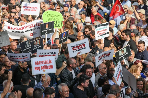 إحدى المسيرات الحاشدة التي خرجت في تركيا السبت دعماً لحرية الصحافة واحتجاجاً على اعتقال الصحافيين وإغلاق قنوات المعارضة (اتحاد الصحافيين الأتراك)