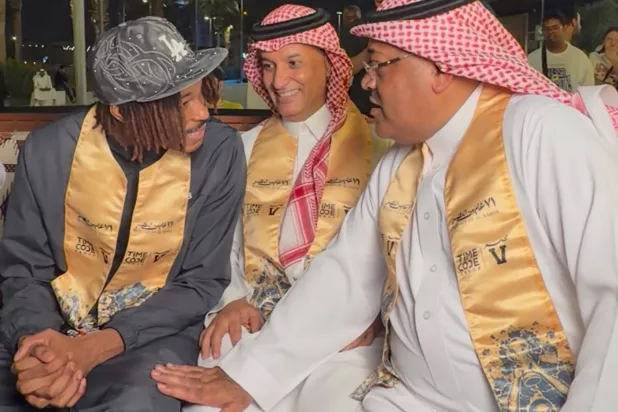 الأمير فيصل بن عبد الرحمن رئيس النادي الأسبق في حديث مع النجم محمد سيماكان (الشرق الأوسط) 
