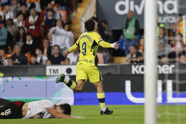 الجورجي جيورجيس ميكاوتادزي يحتفل بهدف الفوز القاتل لفياريال (إ.ب.أ)