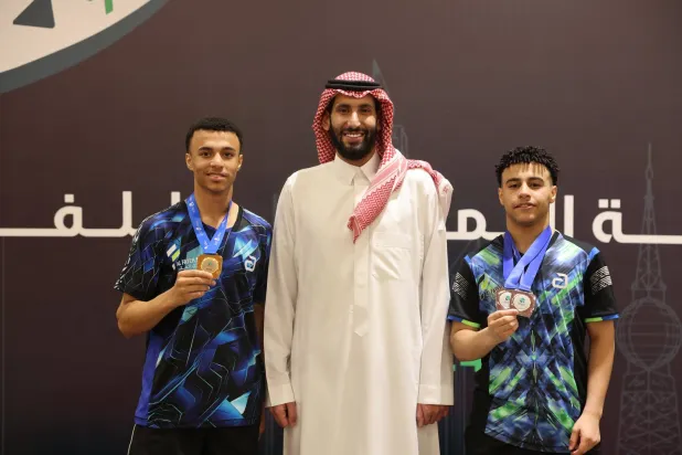 الأمير محمد بن عبد الرحمن خلال تتويج اللاعبين في بطولة المملكة للفردي (الاتحاد السعودي لكرة الطاولة)