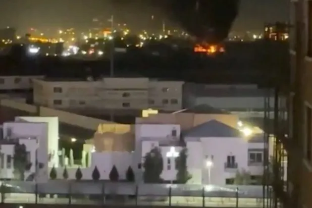 Irak’ın Erbil kentinde insansız hava aracıyla düzenlenen saldırının ardından yükselen dumanlar ve alevler. (Arşiv – Reuters)
