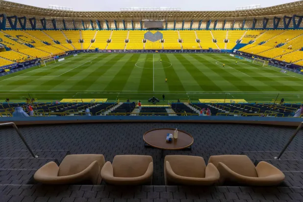 طاقم التحكيم المكلف بإدارة مواجهة النصر والوصل الإماراتي وصل إلى مدينة الرياض (الأول بارك)