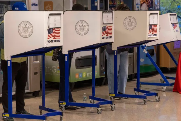  24 October 2026, US, New York: Lower Manhattan residents cast their ballots at the Borough of Manhattan Community College polling site in Tribeca. (dpa)