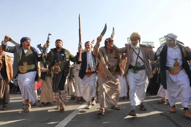 حوثيون يرقصون احتفالاً بمزاعم «نصرة غزة» واستغلت الجماعة ذلك للتنصل من تفاهمات السلام (أ.ف.ب)