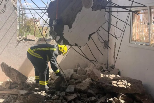 سقوط الشظايا نتج عنه إصابة مواطن ومقيم من جنسية آسيوية، وأضرار مادية في 3 مبانٍ سكنية و7 مركبات (واس)