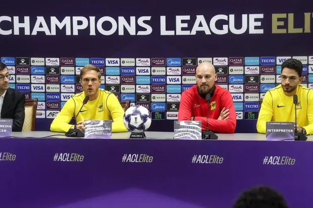 الألماني ينز فيسينغ مدرب الاتحاد وحارس مرماه الصربي بريدراغ رايكوفيتش في المؤتمر الصحافي (نادي الاتحاد)