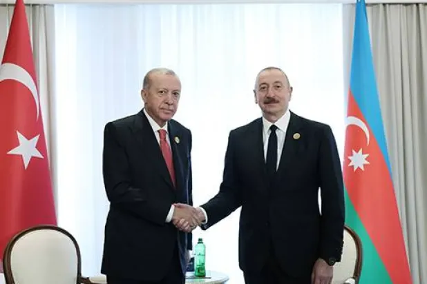 Azerbaycan Cumhurbaşkanı İlham Aliyev, 2025 Ekonomik İşbirliği Teşkilatı Zirvesi sırasında mevkidaşı Cumhurbaşkanı Recep Tayyip Erdoğan'ı karşılarken (Cumhurbaşkanlığı)