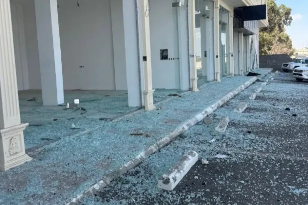 Suudi Arabistan Sivil Savunma ekipleri, Husilerin fırlattığı iki balistik füzenin önlenmesi sonucu füze parçalarının düşmesi üzerine pazar günü olay yerine müdahale etti (SPA)