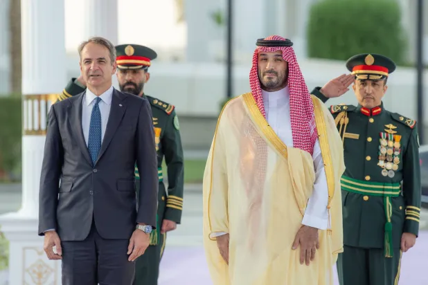 الأمير محمد بن سلمان ولي العهد السعودي مع رئيس الوزراء اليوناني كيرياكوس ميتسوتاكس خلال مراسم الاستقبال الرسمية في الرياض (واس)  