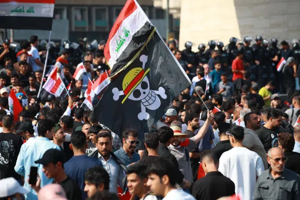Iraklılar, yolsuzluğun ortadan kaldırılmasını ve silahların yalnızca devletin elinde tutulmasını talep ederek, Ekim 2019 protestolarının yedinci yıldönümünü anmak üzere Tahrir Meydanı’nda bir araya geldi. (DPA)