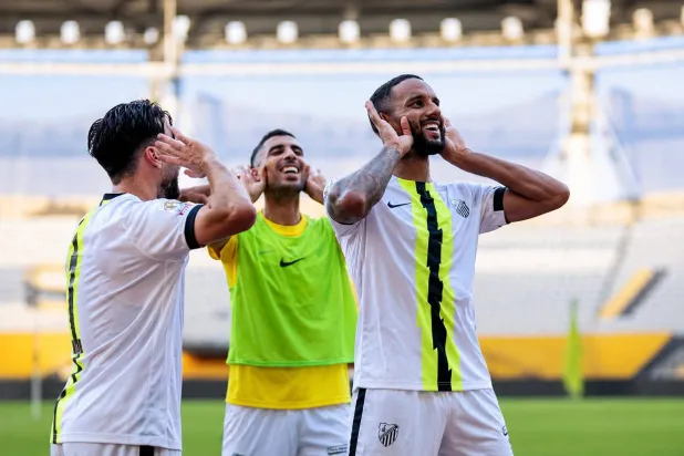 احتفالية لاعبي المغرب الفاسي بالفوز الثمين على أسيك ميموزا العاجي (نادي المغرب الفاسي)