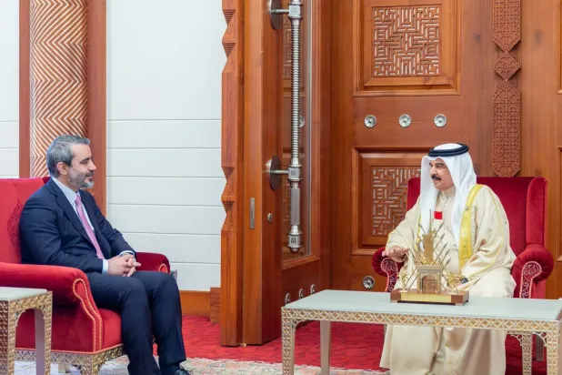Bahreyn Kralı Hamed bin İsa, Manama’da Dışişleri Bakanı Esad eş-Şeybani’yi kabul etti. (Bahreyn Dışişleri Bakanlığı)