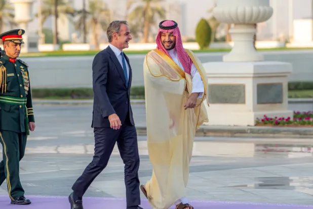 Suudi Arabistan Veliaht Prensi Muhammed bin Selman, dün Yunanistan Başbakanı Kiryakos Miçotakis’i kabul ederken (SPA)